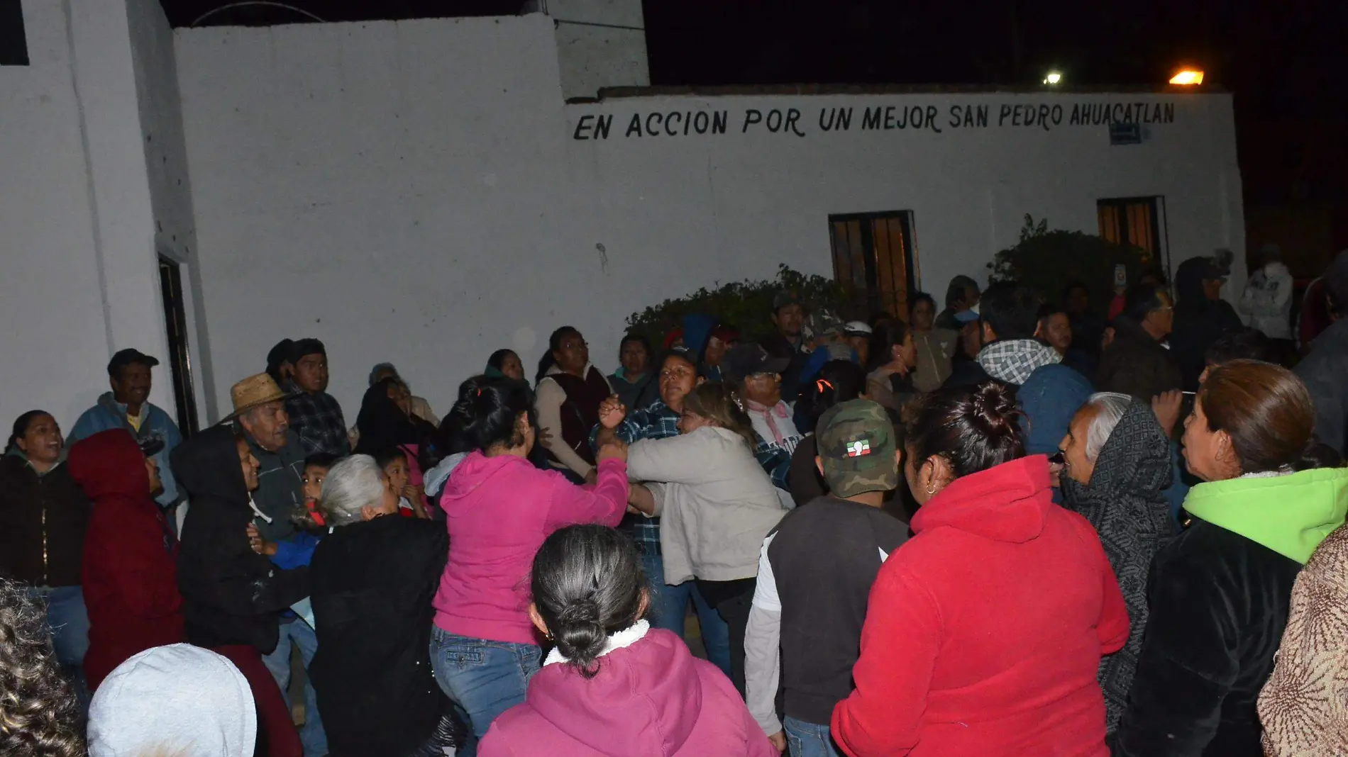 Zafarrancho entre habitantes de San Pedro Ahuacatlán derivado de la designación de la delegada. Foto Luis Luévanos